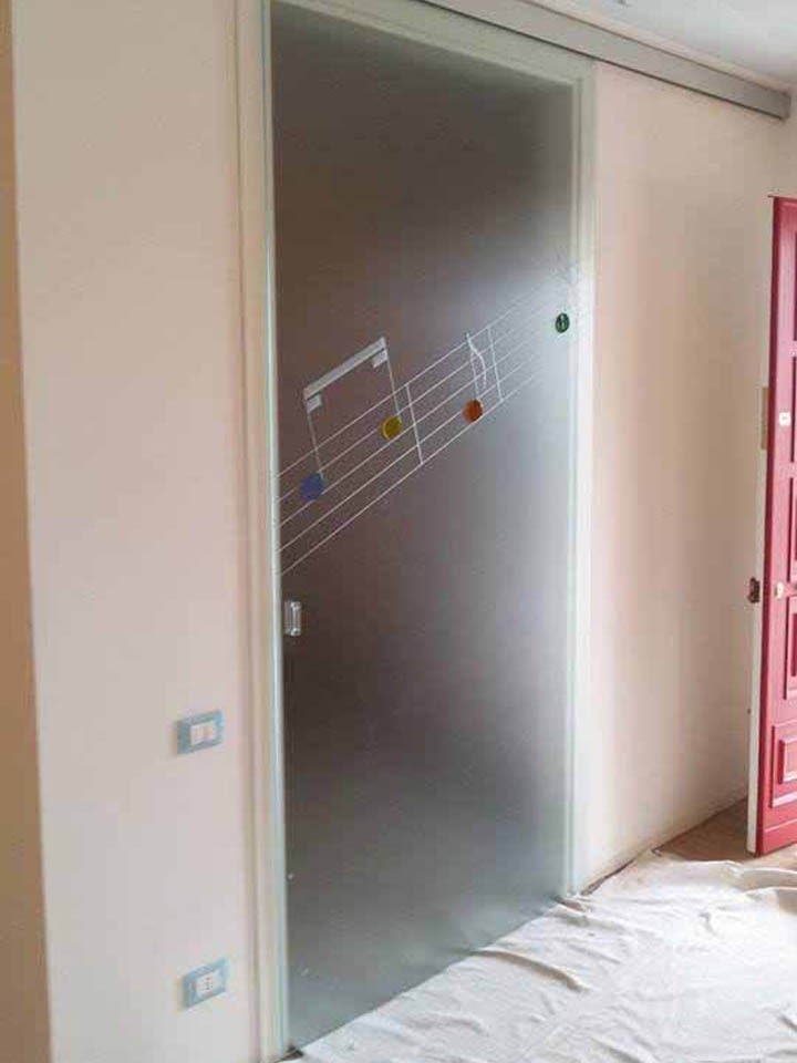 Porte in vetro , porte vetro , porte tuttovetro , porte scorrevoli in vetro , porte vetro scorrevoli, paraschizzi cucina, paraschizzi in vetro ,porte in vetro colorate , porte vetro colorate